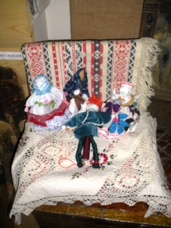 сундук с куклами